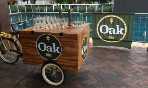 Carrinho de chopp Oak montado em evento